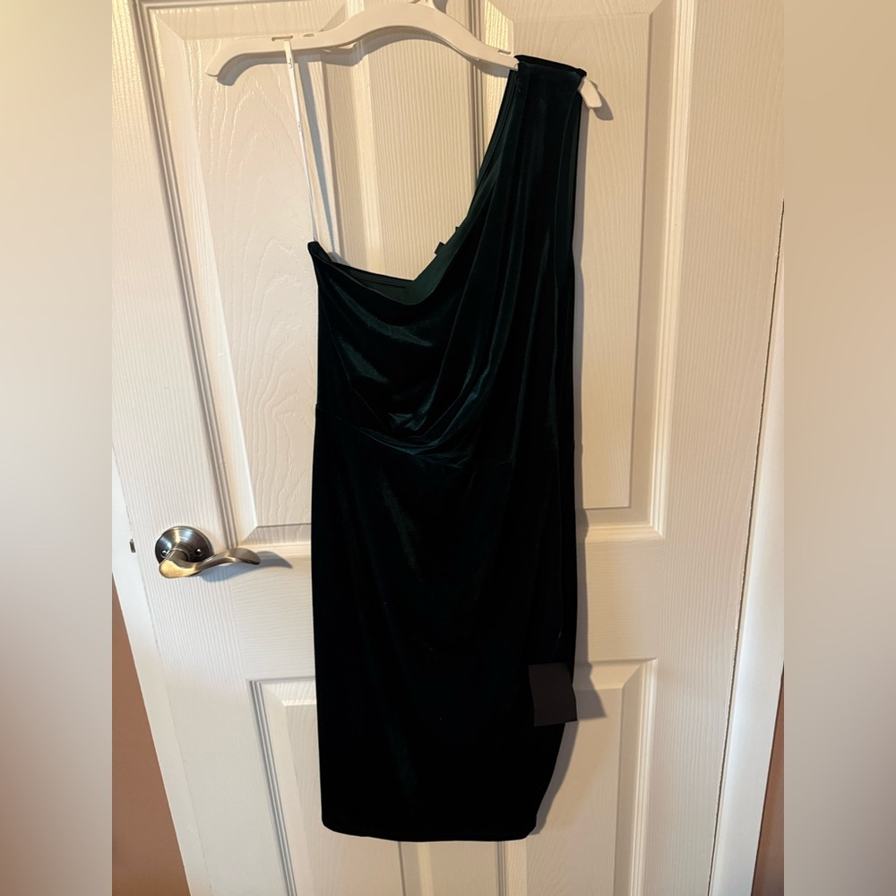 NWT! Candlelit Date Forest Green Velvet One-Shoulder Bodycon Dress - Picture 5 of 12